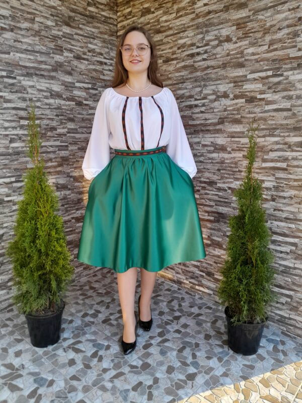 Rochie elegantă cu motive tradiționale
