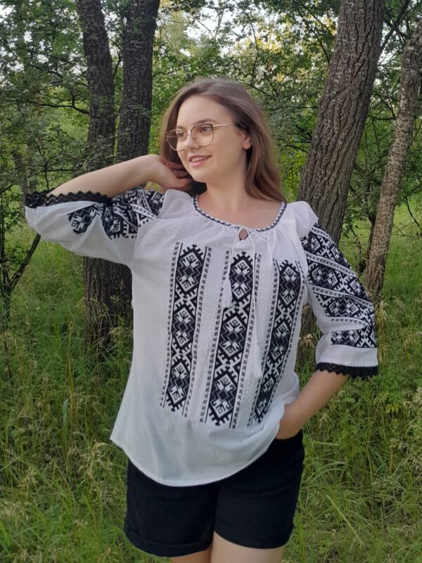 IE brodată cu model geometric tradițional cu fir negru.